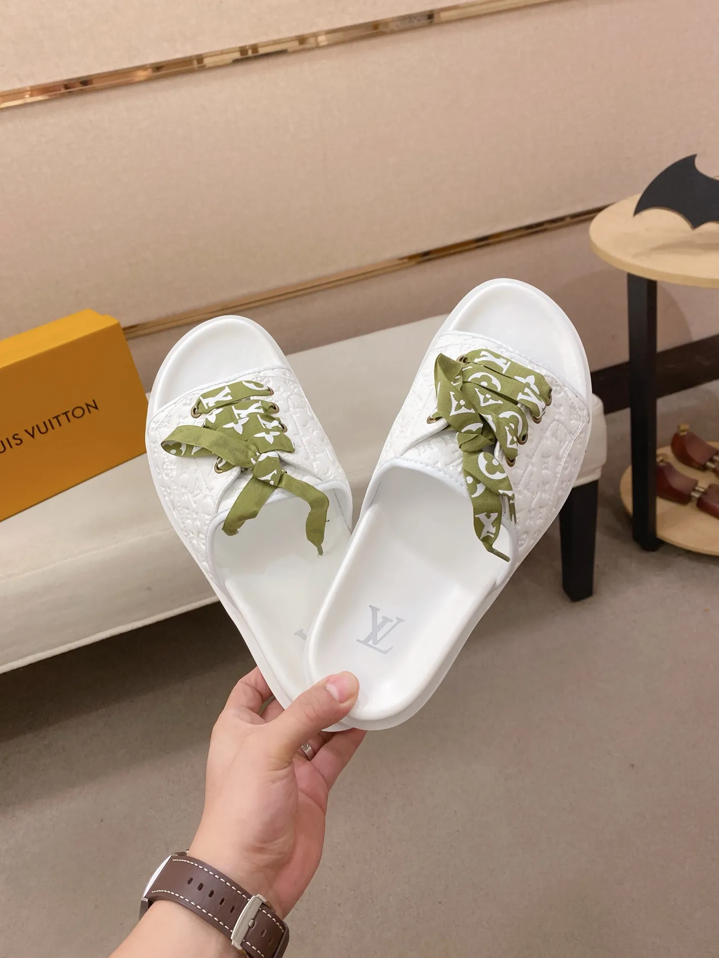 Men's shoes 💰: 340💰Made by LV🔍Top purchasing agents. Men's spring and summer slippers are available at the same counter. The uppers are imported cowhide from Italy, with logo graphics and high-quality craftsmanship. Soles: original soles specially provided by the original factory. Exclusive movable molded soles are super comfortable. Original goods follow orders. 🔍🔍High quality. You can enter and exit the counter at will. Welcome to compare. Size 38-44.